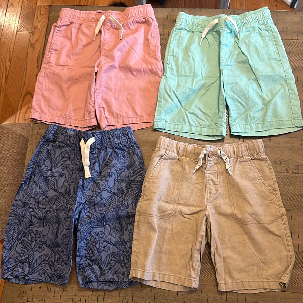 Youth chino shorts, like new size 8 (M) big boys